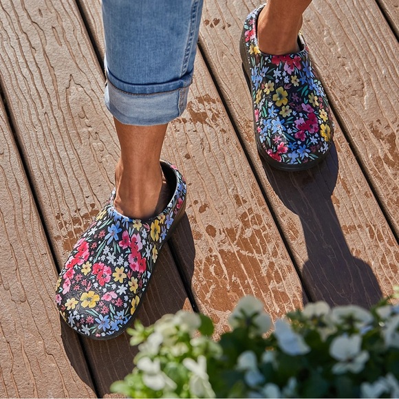TOTES Waterproof Everywear Bailey Clog in Black Garden Floral - Picture 2 of 16